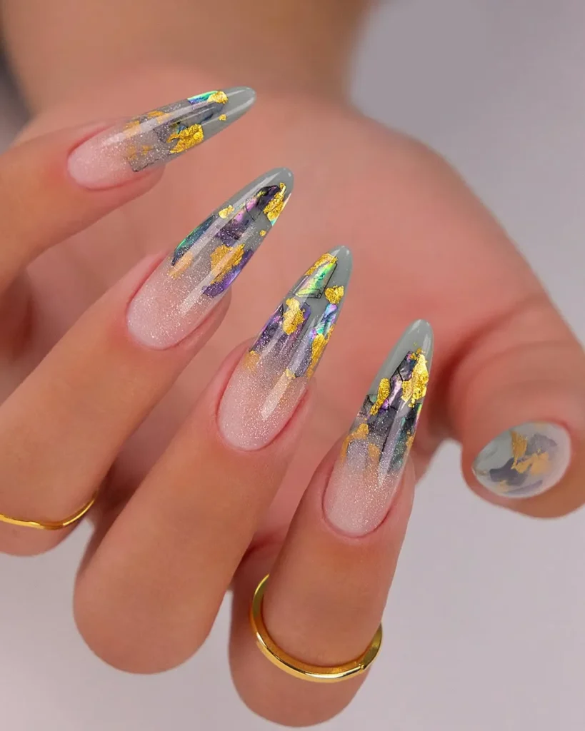 Understated sparkle luxe vibes ✨Deze almond set met shell sheets en subtiele glitters is everyt